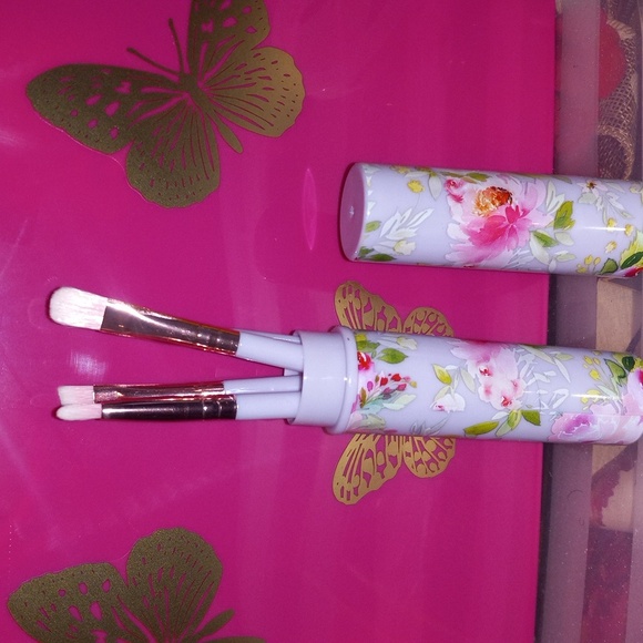 Makeup Brushes With Case - Picture 1 of 4